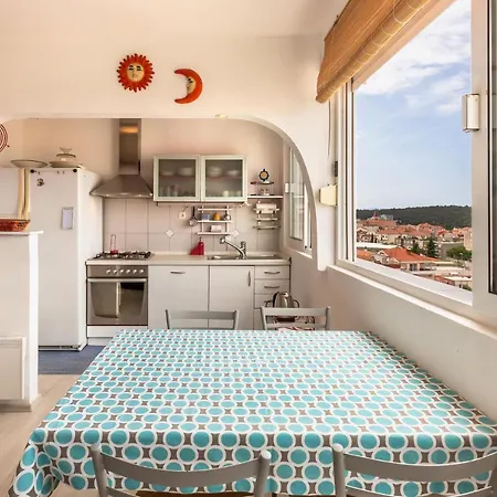 Peaceful Downtown 1-bedrm With Scenic Private Deck Makarska